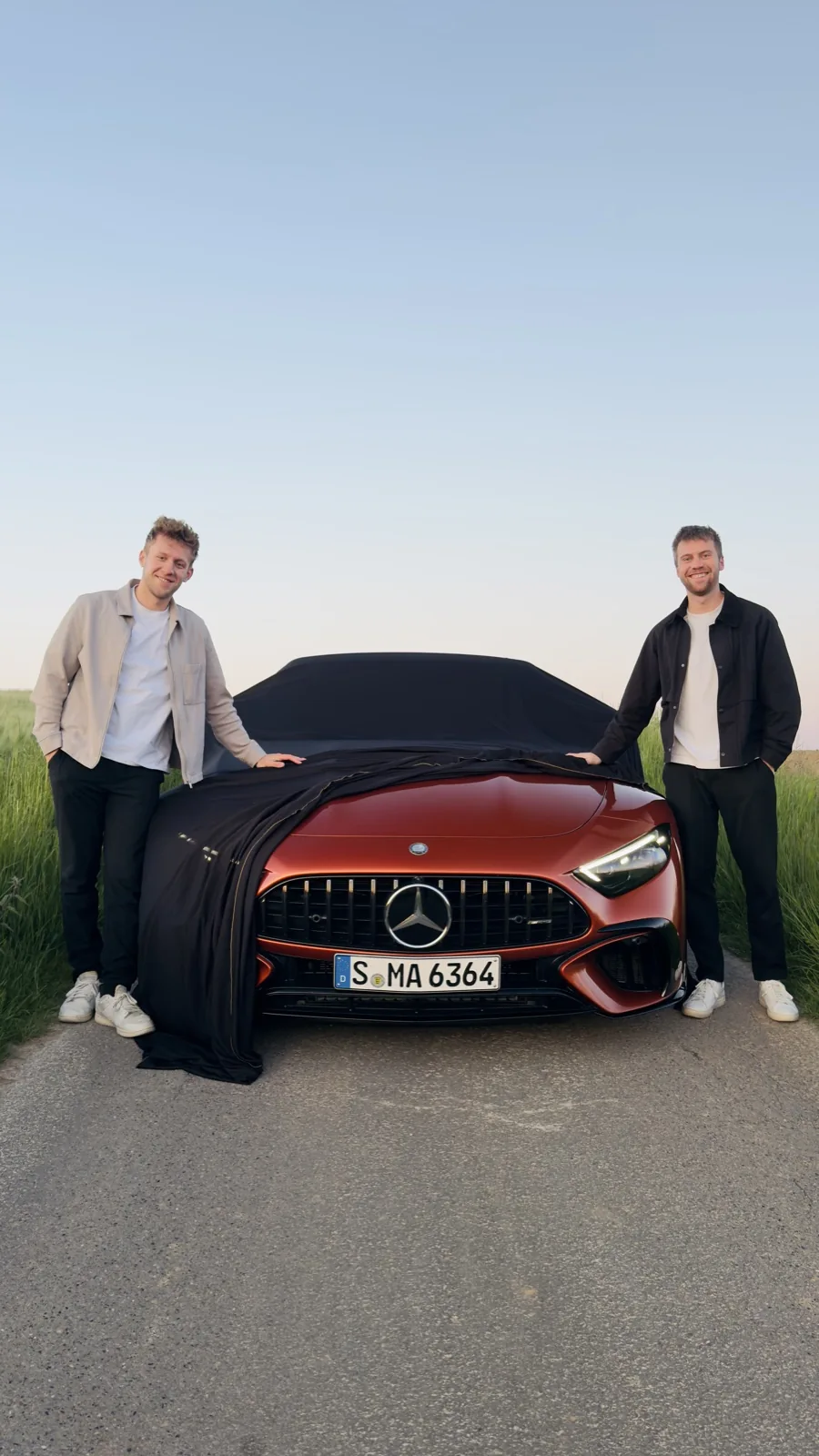 Tomke und Luca beim Car-Reveal
