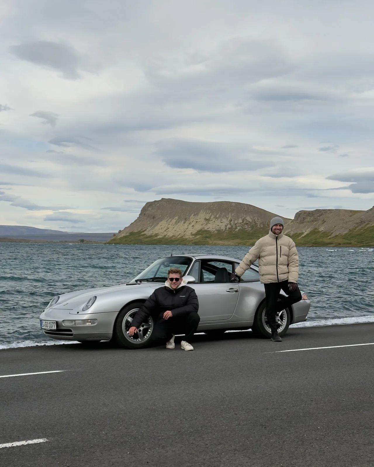 Tomke und Luca mit Porsche 911 in Island